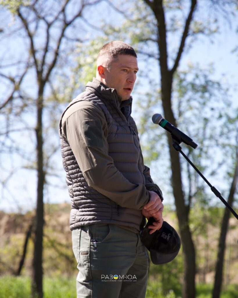 «Парк Честі» на Хортиці заснували навесні 2025 року. На території площею шість гектарів уже висадили 550 дерев на честь загиблих захисників і захисниць України.