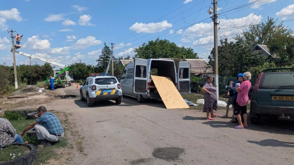 Працівники комунальних служб допомагають мешканцям Михайло-Лукашівської громади ліквідовувати наслідки російського обстрілу та видають будівельні матеріали для ремонту осель