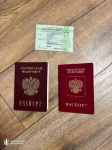 Російський паспорт та «бойові» виплати: правоохоронці викрили заступника командира однієї з військових частин на Запоріжжі та його цивільну дружину
