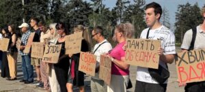 Хвилина мовчання: на площі Запорізькій вшанували пам'ять українців, які загинули в полоні, — ФОТО