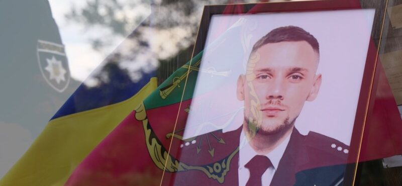 У Запоріжжі провели в останню путь 22-річного поліцейського Дмитра Белименка, який загинув від російського авіаудару по місту, — ВІДЕО