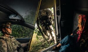Эвакуация под прицелом российских дронов: запорожские полицейские и капелланы продолжают вывозить людей из-под вражеских обстрелов, — ВИДЕО