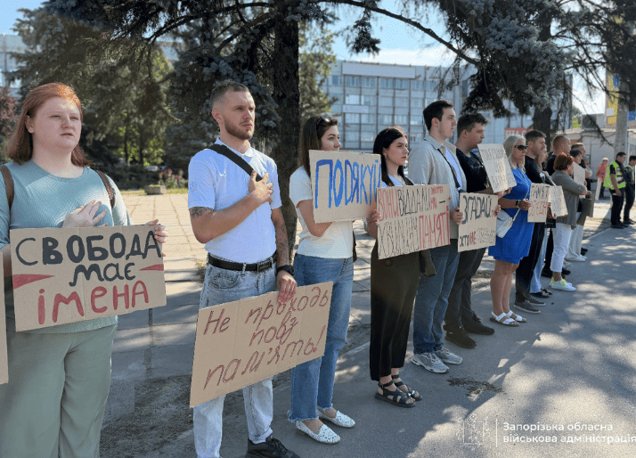 Триває протягом двох місяців: у Запоріжжі продовжується акція «Зупинись. Вшануй» (ФОТО, ВІДЕО)