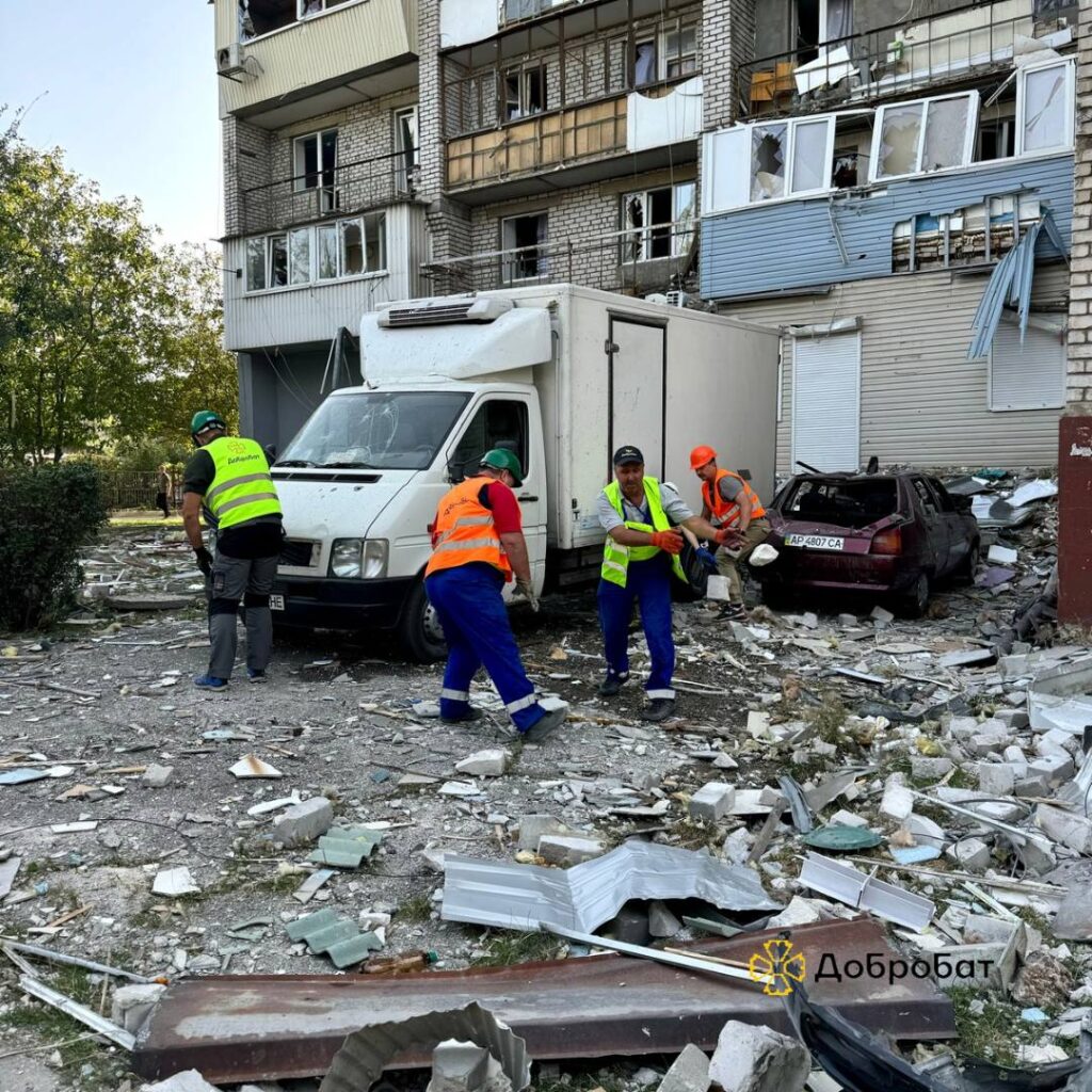 Команда запорізького осередку добровольчого будівельного батальйону «Добробат» під час відновлювальних робіт у Запоріжжі.