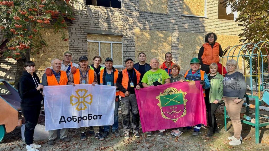 Команда запорізького осередку добровольчого будівельного батальйону «Добробат» під час відновлювальних робіт у Запоріжжі.