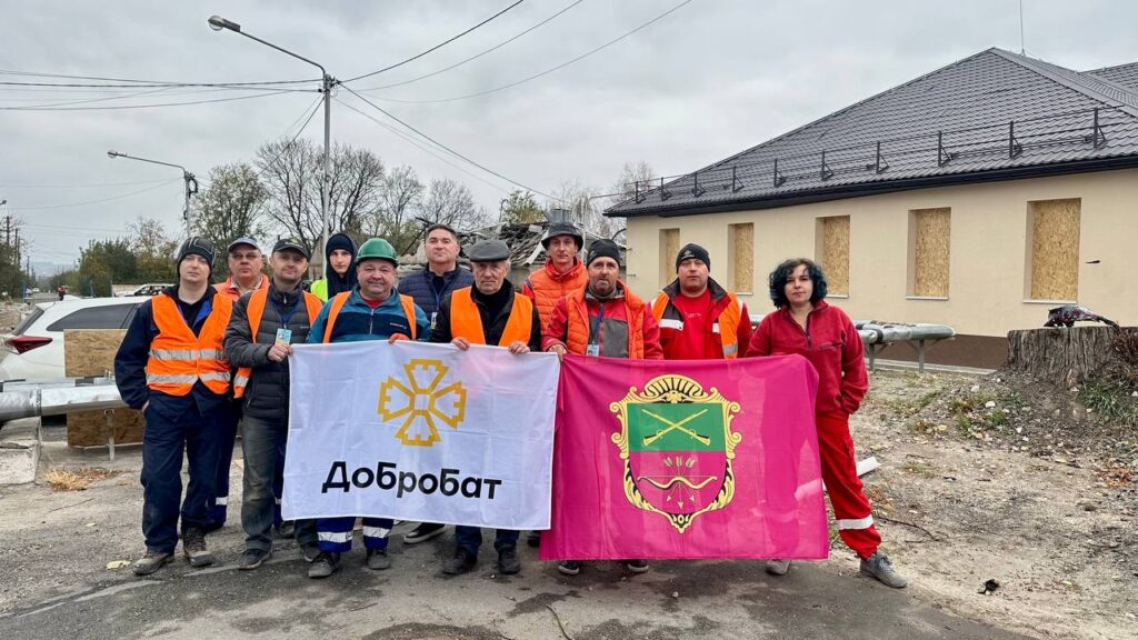 Команда запорізького осередку добровольчого будівельного батальйону «Добробат» під час відновлювальних робіт у Запоріжжі.