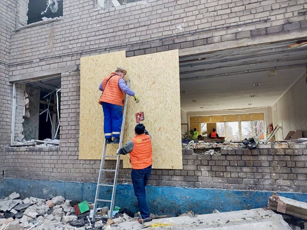 Команда запорізького осередку добровольчого будівельного батальйону «Добробат» під час відновлювальних робіт у Запоріжжі.