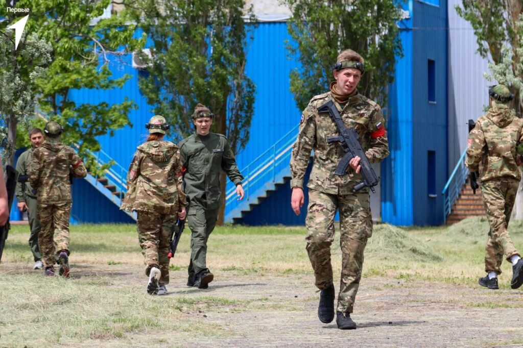 Проведення мілітаризованої гри «Зірниця 2.0» на території дитячого табору «Червона гвоздика» в окупованому Бердянську Запорізької області.