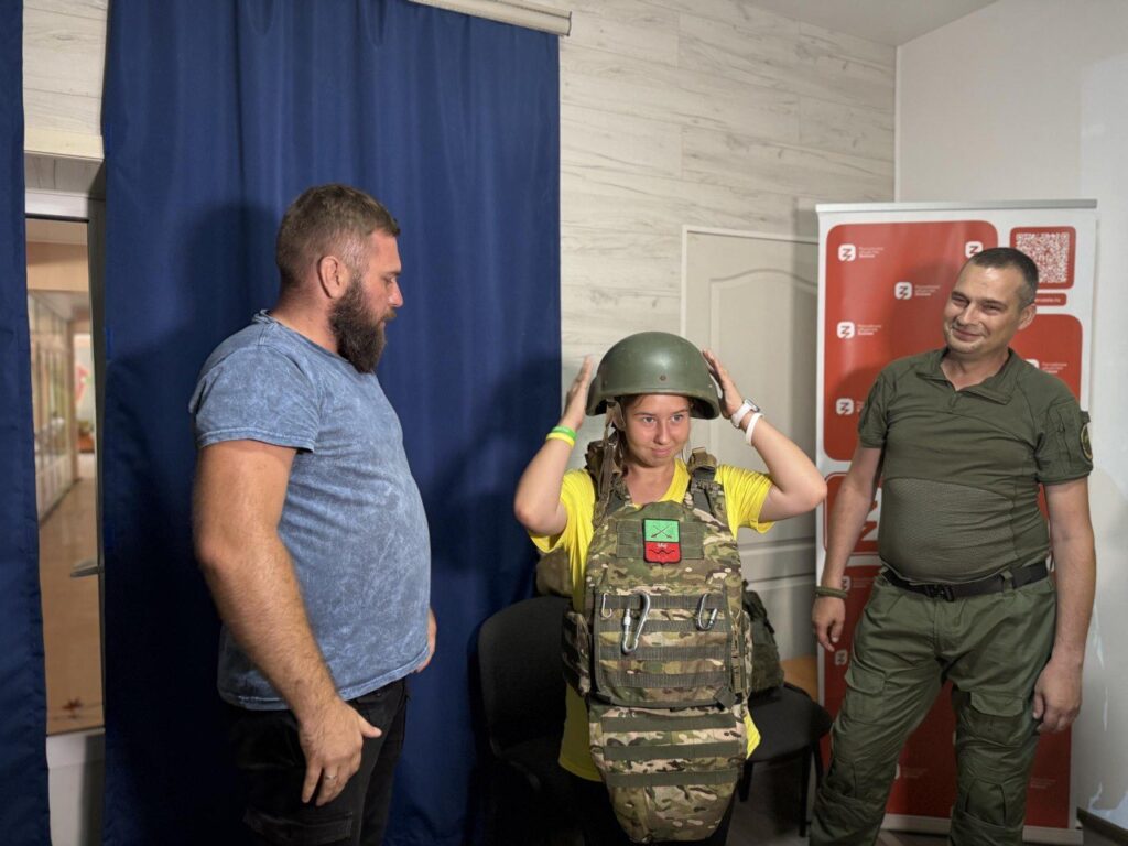 Проведення пропагандистського проєкту «Служу Отечеству» в дитячому таборі «Красная гвоздика» в окупованому Бердянську.