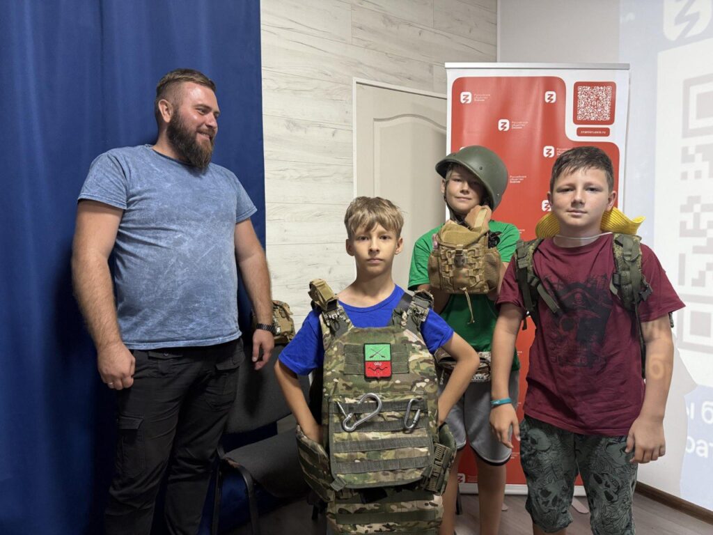Проведення пропагандистського проєкту «Служу Отечеству» в дитячому таборі «Красная гвоздика» в окупованому Бердянську.