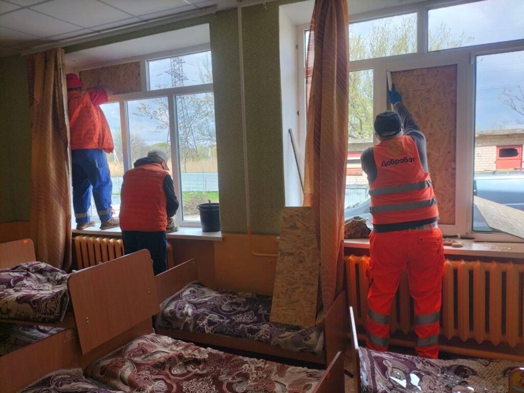Команда запорізького осередку добровольчого будівельного батальйону «Добробат» під час відновлювальних робіт у Запоріжжі.