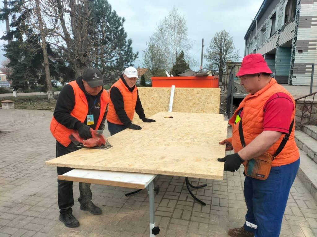Команда запорізького осередку добровольчого будівельного батальйону «Добробат» під час відновлювальних робіт у Запоріжжі.