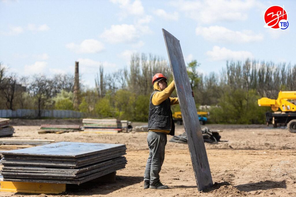 Будівельний майданчик житлового комплексу «Патріарх» в окупованому Мелітополі Запорізької області у квітні 2026 року.