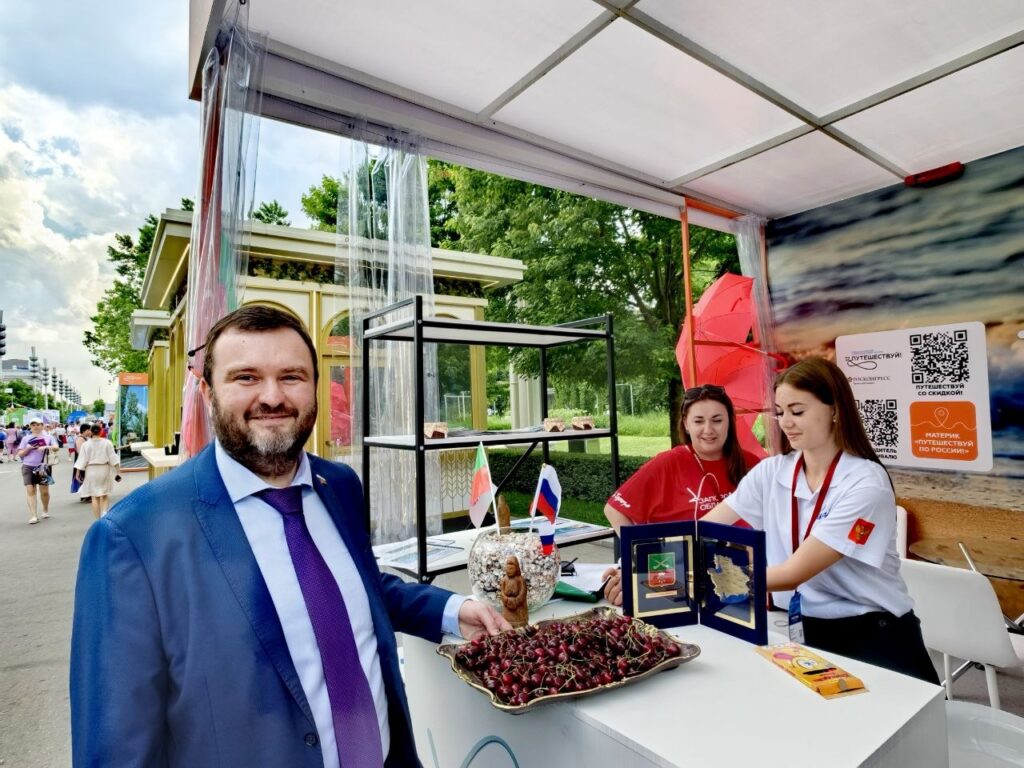 Стенд окупованої частини Запорізької області з мелітопольською черешнею на туристичному форумі «Путешествуй!» у Москві, червень 2026 року.