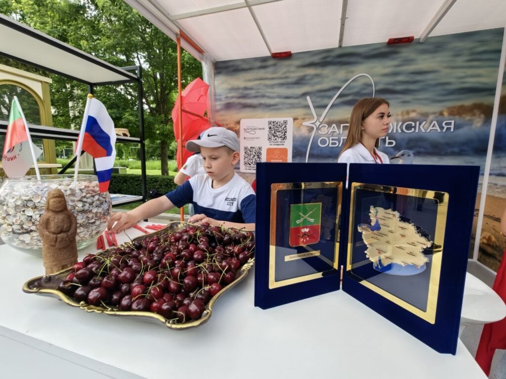 Стенд окупованої частини Запорізької області з мелітопольською черешнею на туристичному форумі «Путешествуй!» у Москві, червень 2026 року.