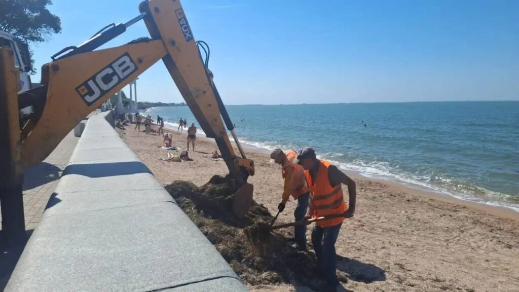Комунальники прибирають територію та готують міську інфраструктуру до літнього сезону в окупованому Бердянську Запорізької області.