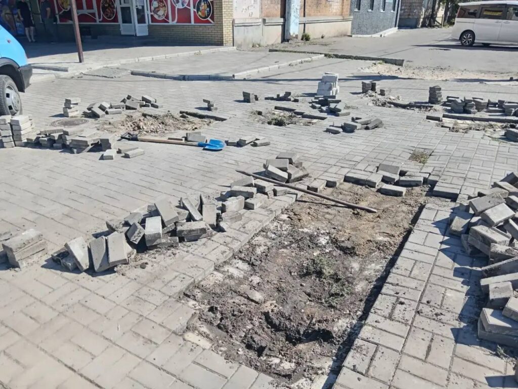 Комунальники прибирають територію та готують міську інфраструктуру до літнього сезону в окупованому Бердянську Запорізької області.