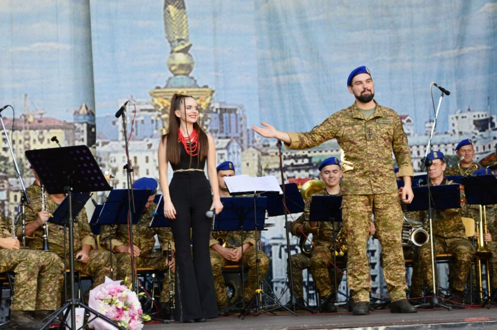 Вікторія Сімонова та оркестр 25-ї бригади охорони громадського порядку імені князя Аскольда НГУ.