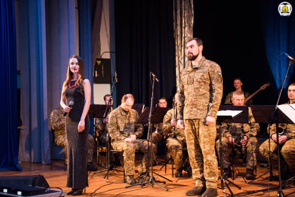 Вікторія Сімонова та оркестр 25-ї бригади охорони громадського порядку імені князя Аскольда НГУ