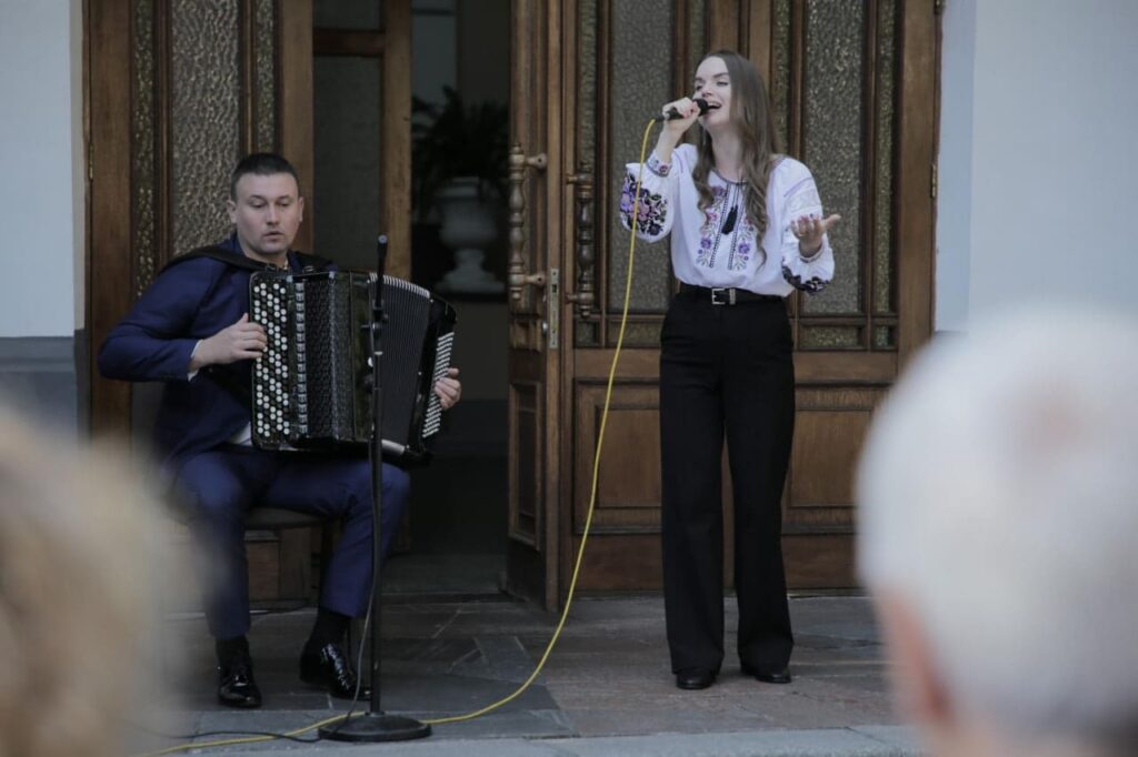 Вікторія Сімонова разом з етногуртом Folk Band Fantasy.
