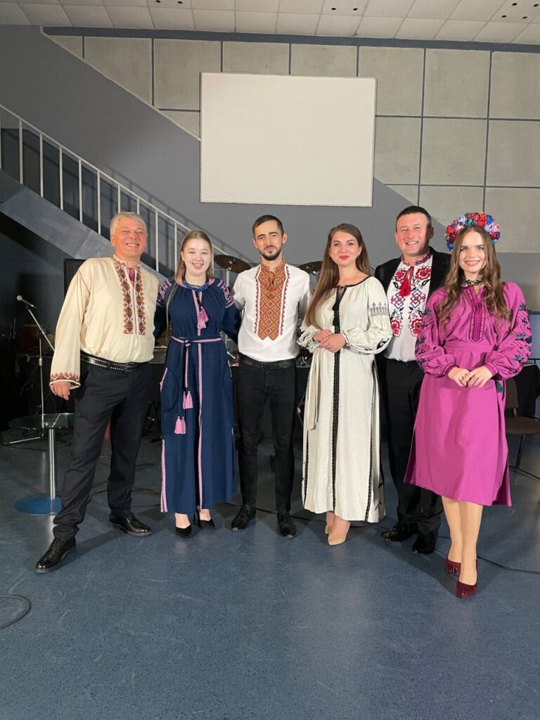 Вікторія Сімонова разом з етногуртом Folk Band Fantasy.