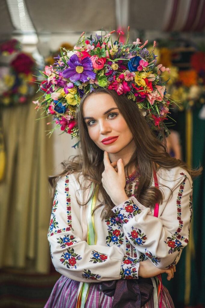 Вікторія Сімонова разом з етногуртом Folk Band Fantasy.