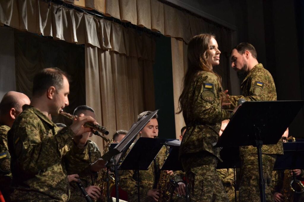 Вікторія Сімонова та оркестр 25-ї бригади охорони громадського порядку імені князя Аскольда НГУ