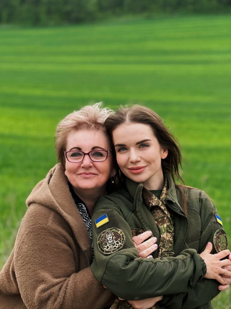Вікторія Сімонова разом з мамою Іриною.