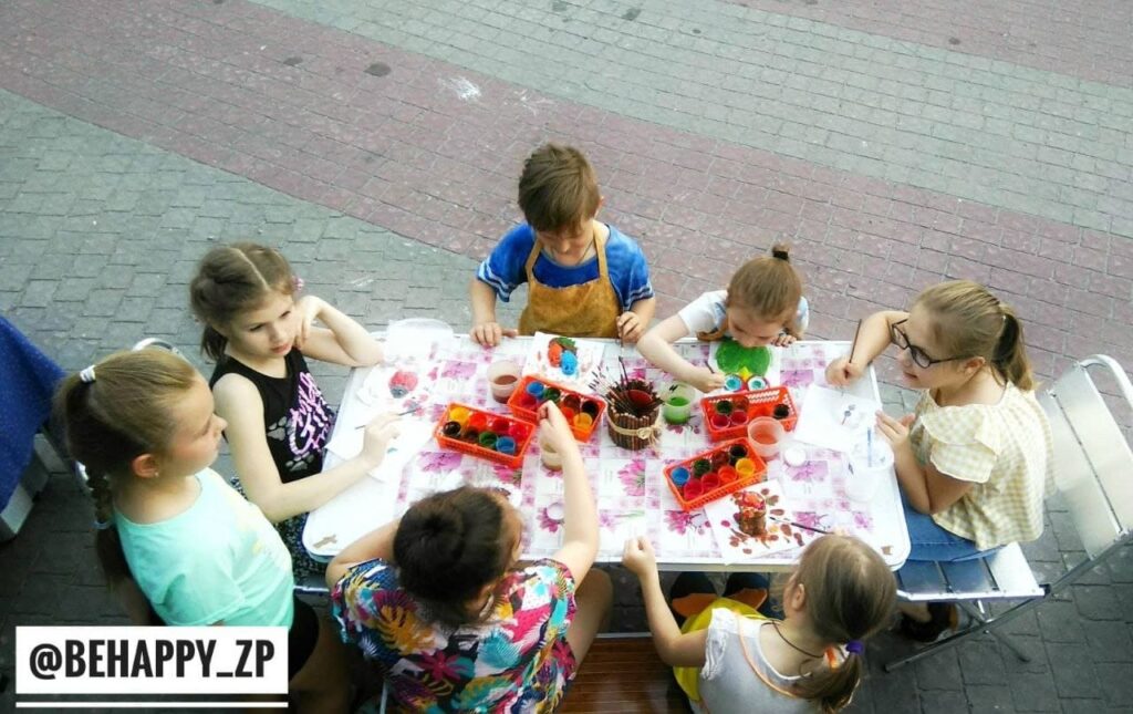 Творчі майстер-класи з розпису гфпсових фігурок родини Бєлок на площі Маяковського (нині площа Митців).