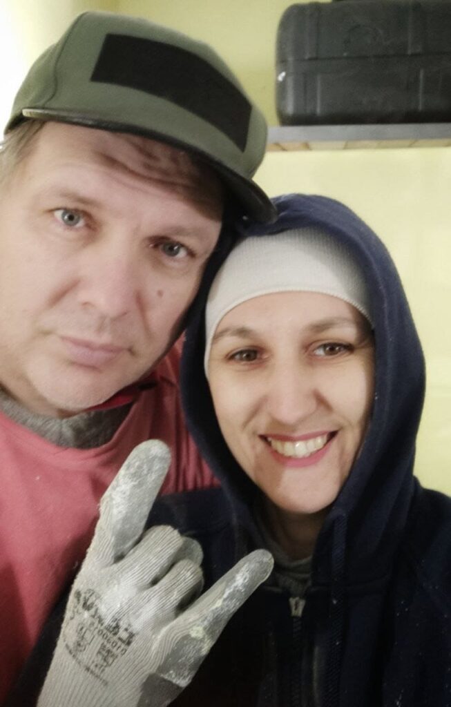 Оксана та Микола Бєлки роблять ремонт у гіпсовій майстерні в Запоріжжі