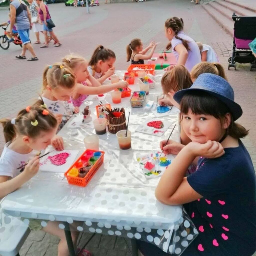 Творчі майстер-класи з розпису гфпсових фігурок родини Бєлок на площі Маяковського (нині площа Митців).