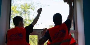 Бронеплівка та антидронові сітки: запорізькі лікарні захищають від російських атак