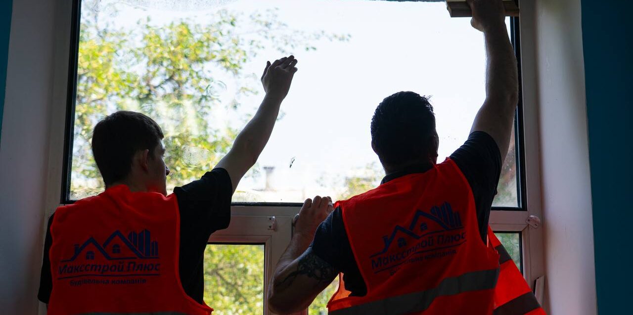 Бронеплівка та антидронові сітки: запорізькі лікарні захищають від російських атак