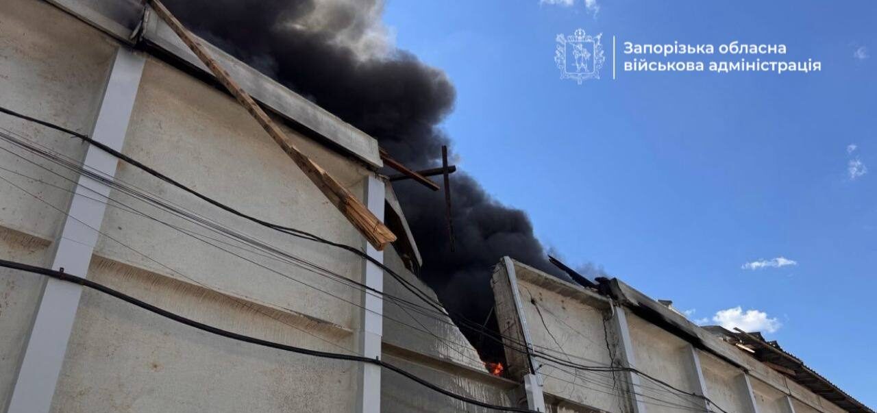 Удар по Запоріжжю: сталася пожежа у багатоповерхівці, пошкоджені фітнес-центр та склади магазину, — ФОТО, ВІДЕО