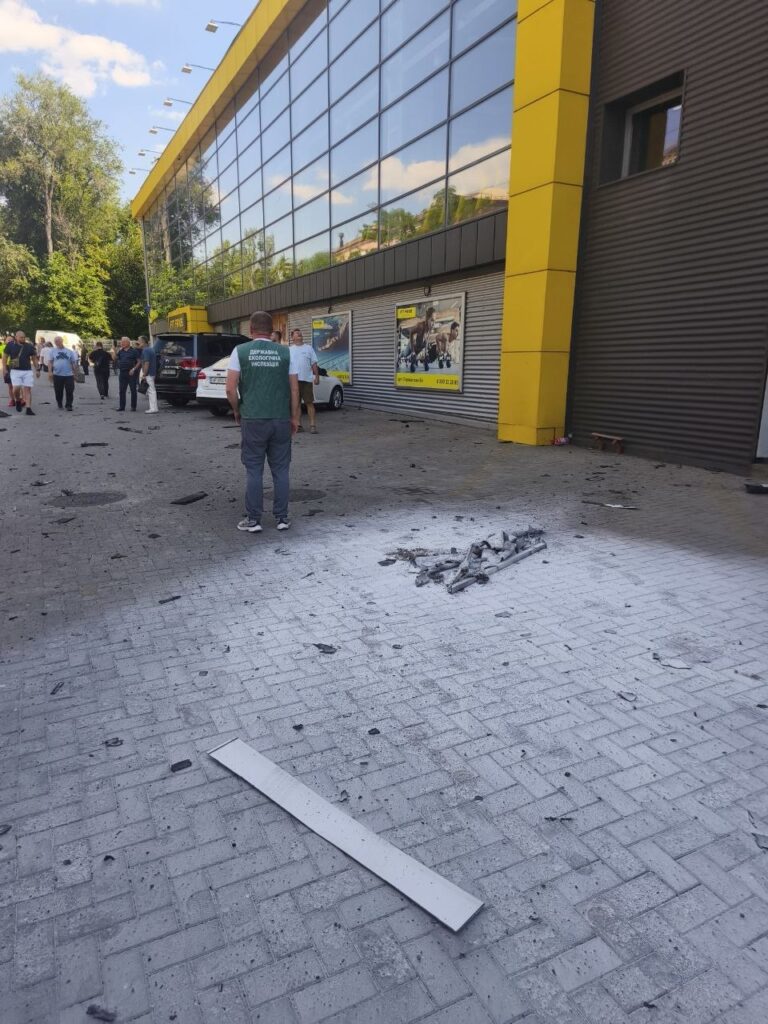 Руйнуваннями засмічено понад 100 м²: в екоінспекції повідомили про наслідки російської атаки Вознесенівського району Запоріжжя
