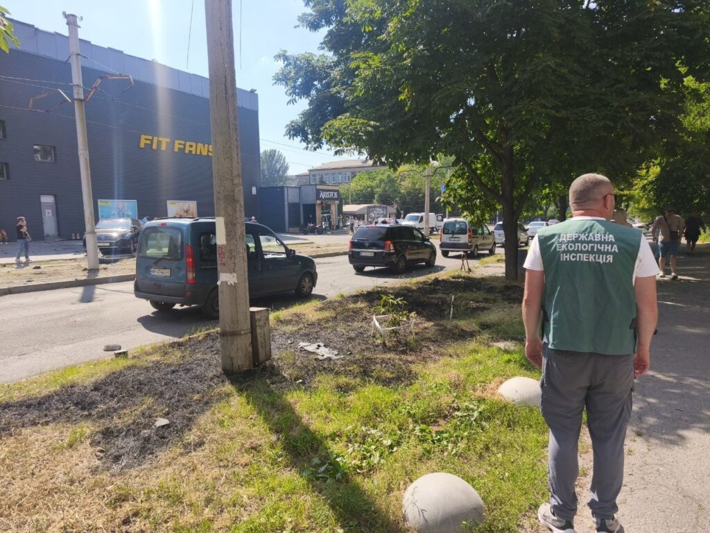 Руйнуваннями засмічено понад 100 м²: в екоінспекції повідомили про наслідки російської атаки Вознесенівського району Запоріжжя