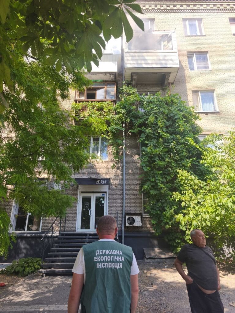 Руйнуваннями засмічено понад 100 м²: в екоінспекції повідомили про наслідки російської атаки Вознесенівського району Запоріжжя