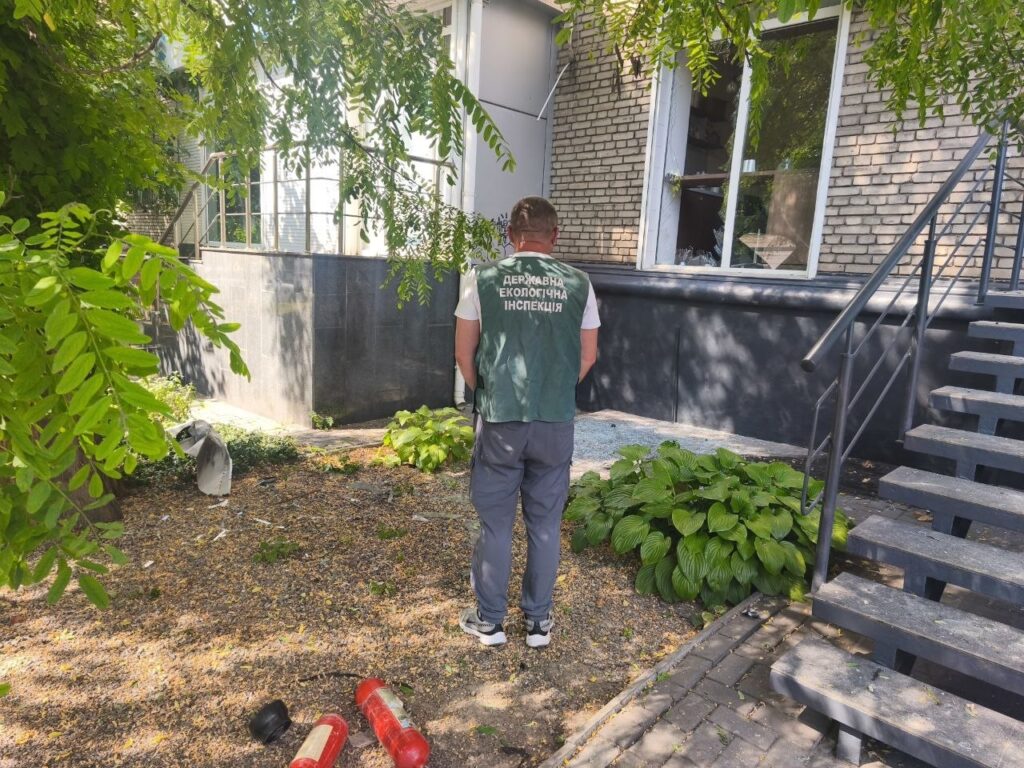 Руйнуваннями засмічено понад 100 м²: в екоінспекції повідомили про наслідки російської атаки Вознесенівського району Запоріжжя