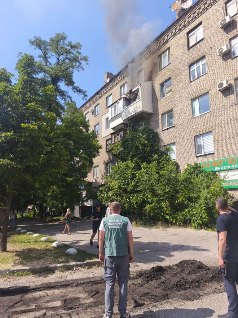 Руйнуваннями засмічено понад 100 м²: в екоінспекції повідомили про наслідки російської атаки Вознесенівського району Запоріжжя