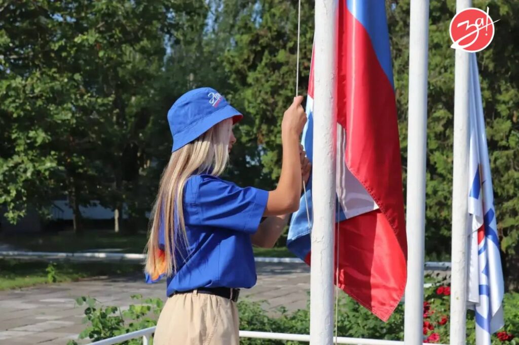 Підняття російського прапора в дитячому таборі «Красная гвоздика» в окупованому Бердянську Запорізької області.