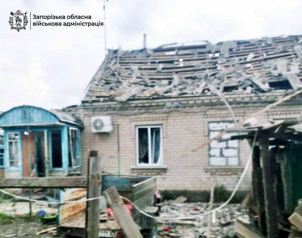 Одинадцять людей поранено: росіяни завдали 880 ударів по Запорізькій області