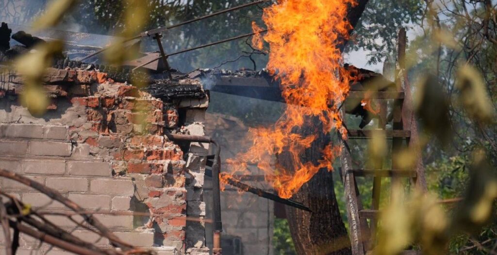 Російські безпілотники вдарили по приватному сектору Запоріжжя: є постраждалий, зайнялася пожежа, — ФОТО, ВІДЕО
