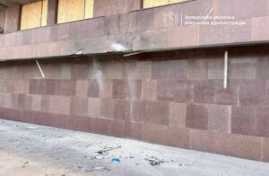 Війська РФ вдарили по Запоріжжю: поранена людина, пошкоджені будівля ЗОВА та багатоповерхівка, — ФОТО, ВІДЕО