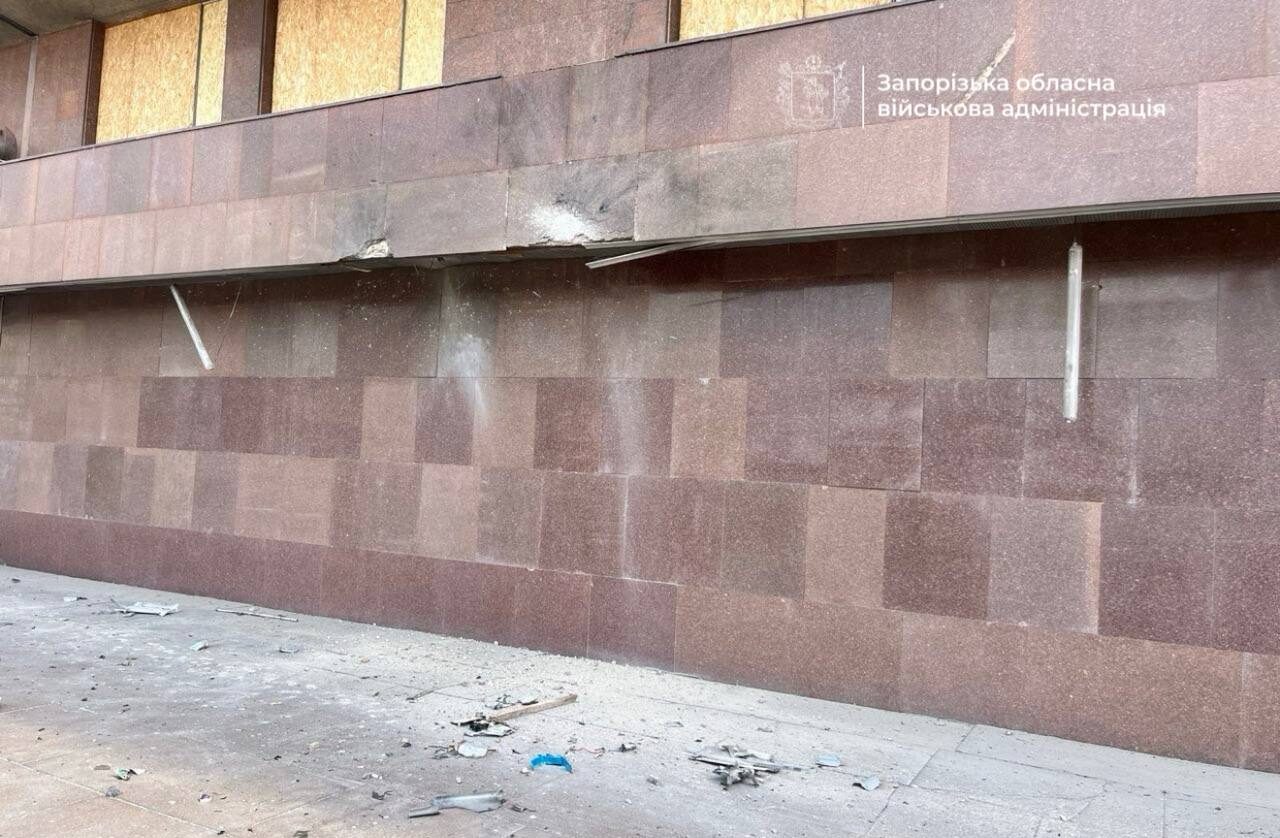 Войска РФ нанесли удар по Запорожью: один человек ранен, повреждены здание ЗОВА и многоэтажный дом, — ФОТО, ВИДЕО