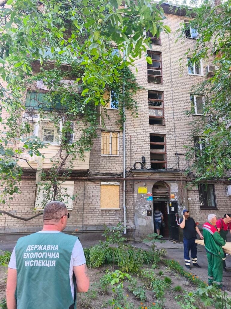 Понад 2900 м² засмічення земель: в екоінспекції озвучили наслідки ворожих атак Запоріжжя, — ФОТО