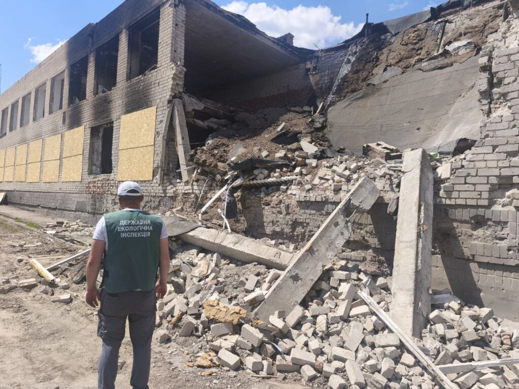 Воронка площею 16 м²: в екоінспекції розповіли про наслідки ворожого удару по ліцею в Запорізькій області (ФОТО)