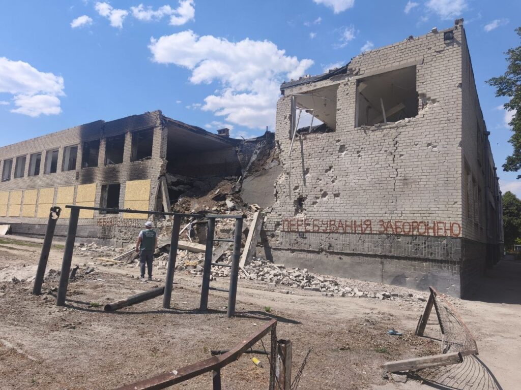 Воронка площею 16 м²: в екоінспекції розповіли про наслідки ворожого удару по ліцею в Запорізькій області (ФОТО)
