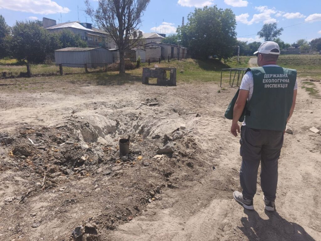 Воронка площею 16 м²: в екоінспекції розповіли про наслідки ворожого удару по ліцею в Запорізькій області (ФОТО)