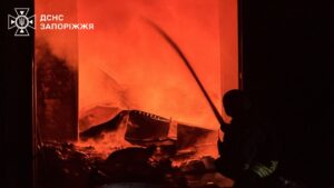 Горели магазины, гаражи, газовый резервуар и дома в результате российских ударов по Запорожью и его пригороду, — ФОТО