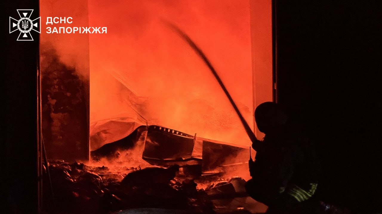Горіли магазини, гаражі, ємності для газу та будинки внаслідок російських ударів по Запоріжжю та передмістю, — ФОТО